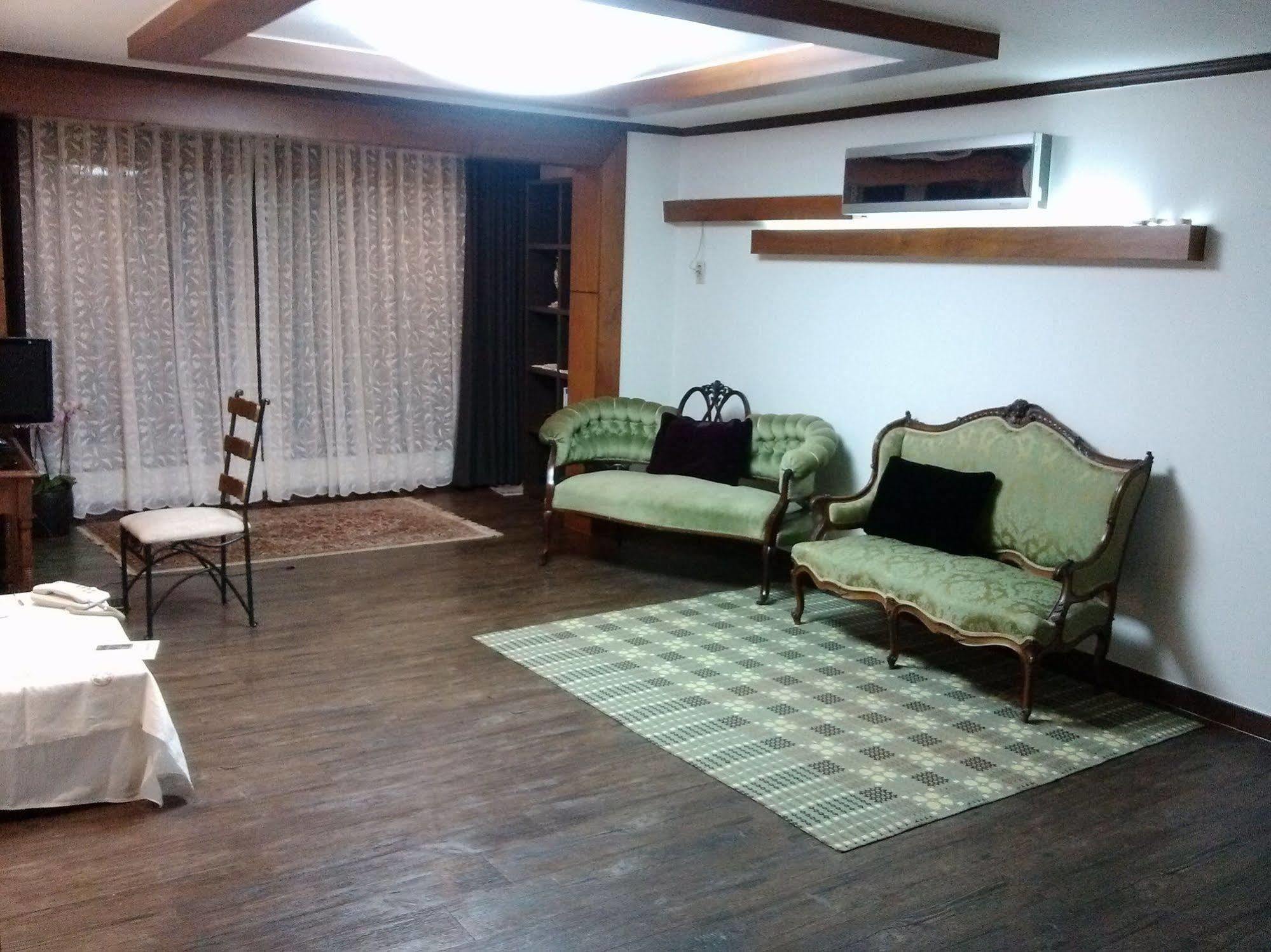 K Star Road Guesthouse - Hostel Szöul Kültér fotó