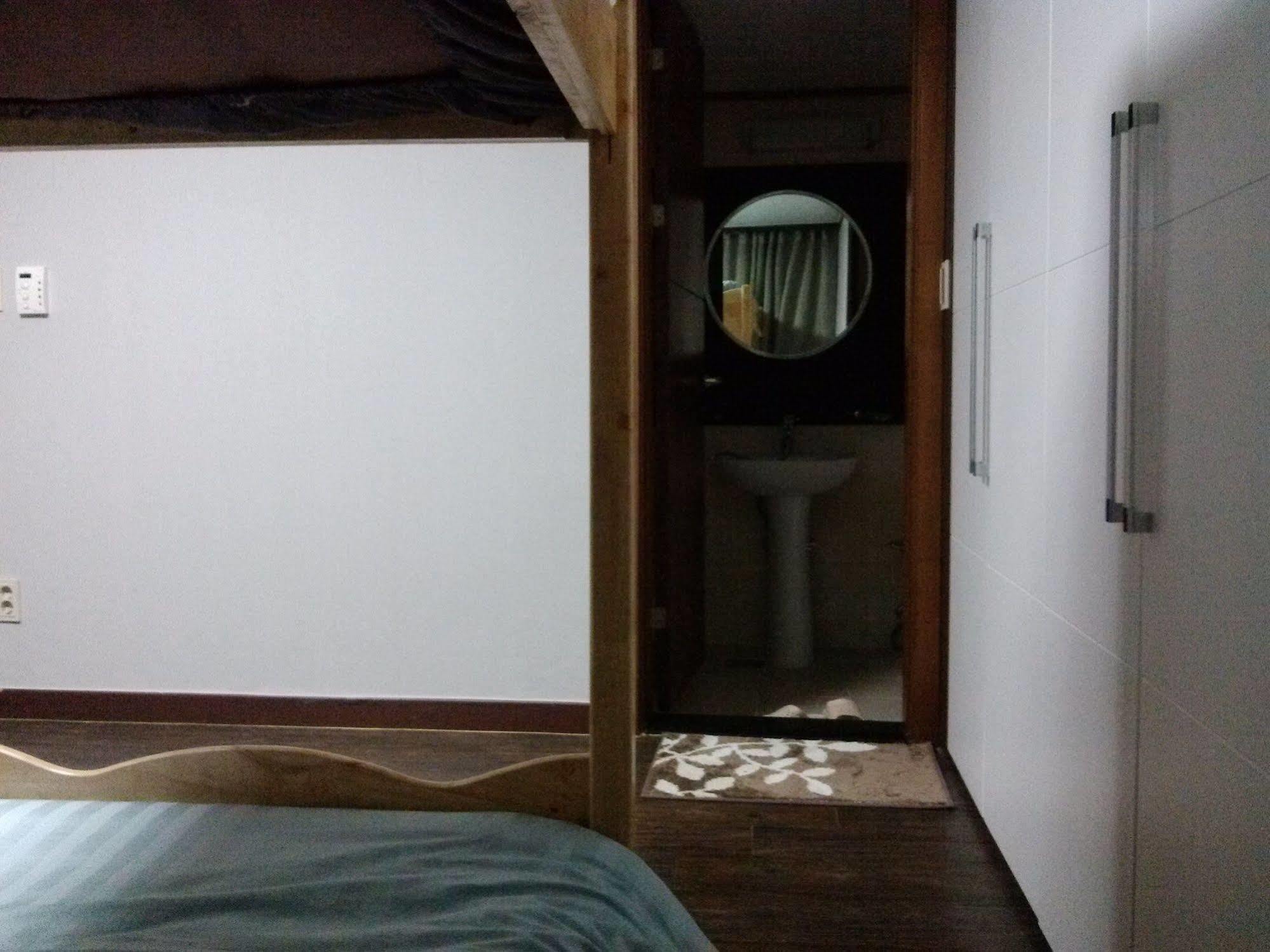 K Star Road Guesthouse - Hostel Szöul Kültér fotó