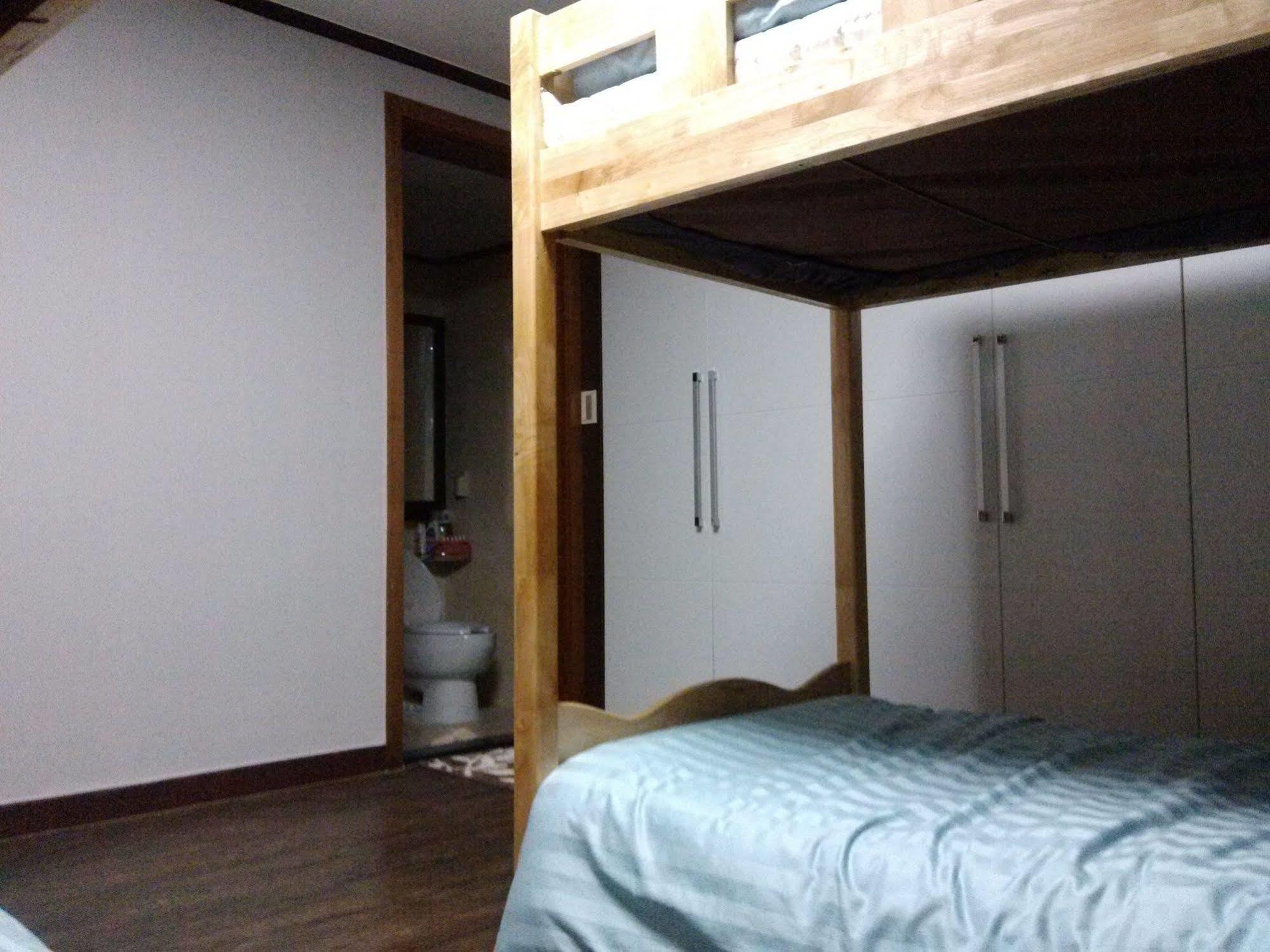 K Star Road Guesthouse - Hostel Szöul Kültér fotó