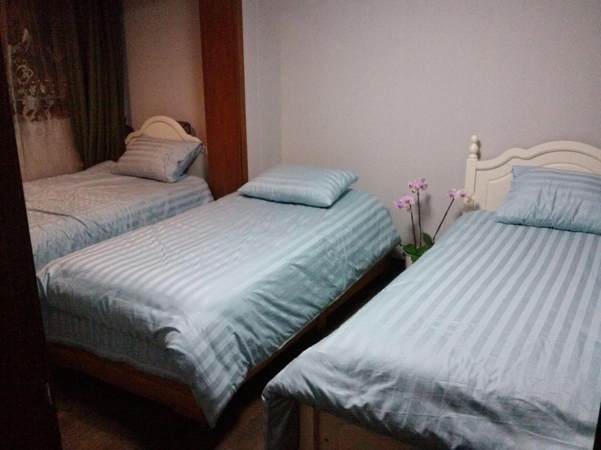 K Star Road Guesthouse - Hostel Szöul Kültér fotó