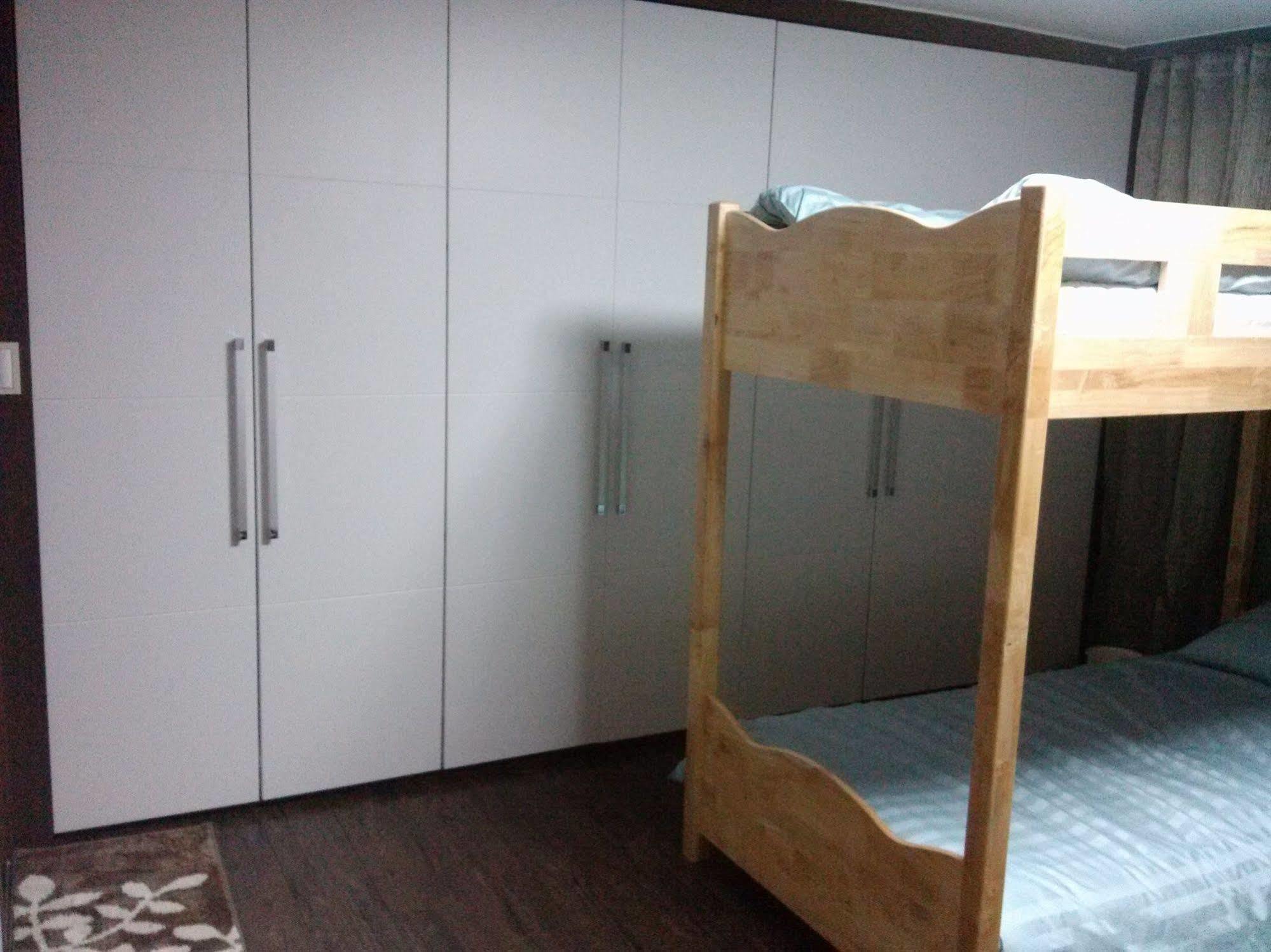 K Star Road Guesthouse - Hostel Szöul Kültér fotó