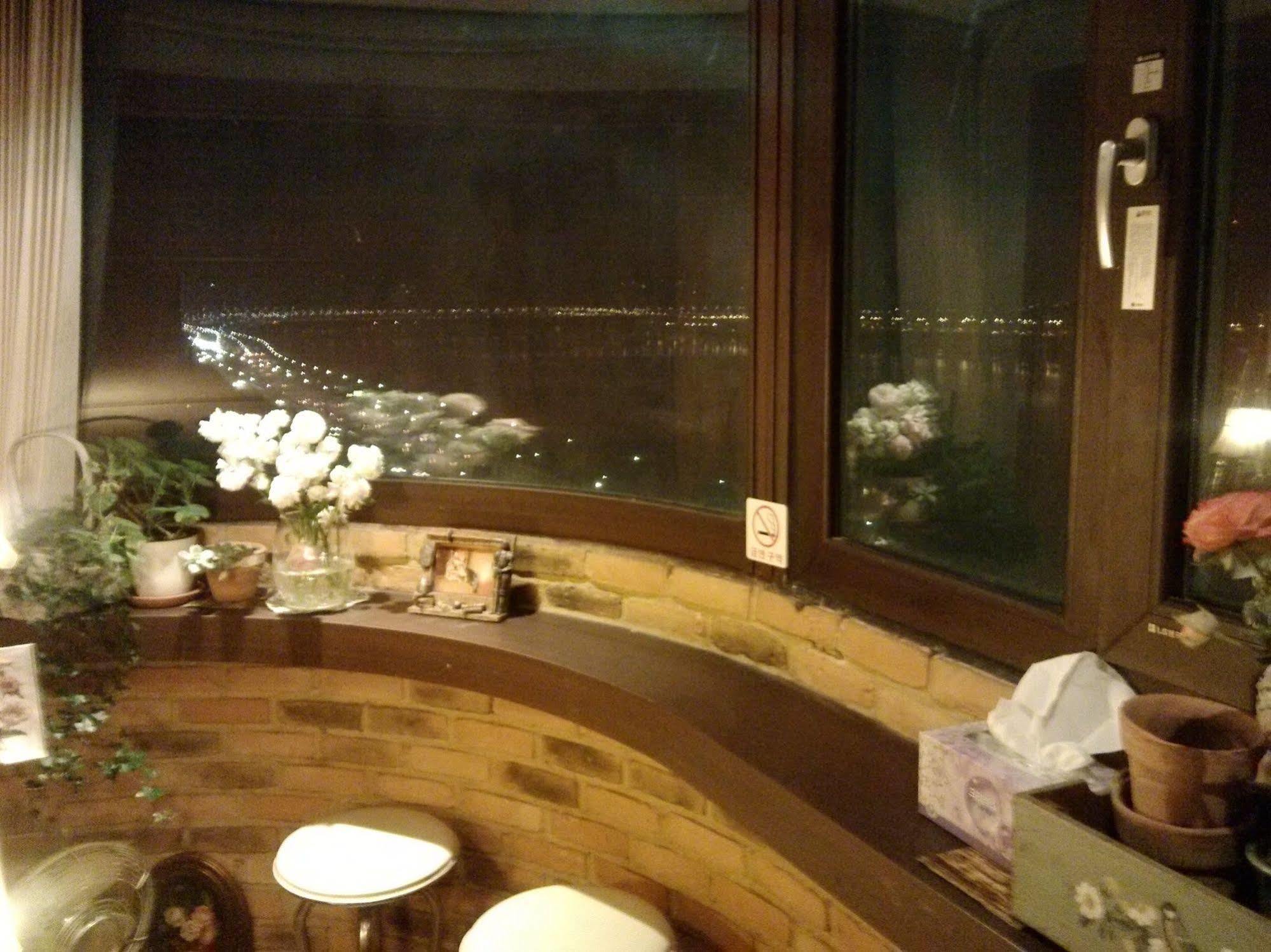 K Star Road Guesthouse - Hostel Szöul Kültér fotó